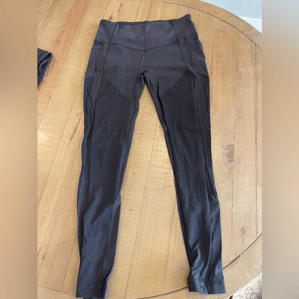 Lululemon black legging pant women size 8. Pockets both sides